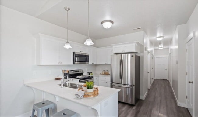 Building Photo - Amenity-Rich Top-Floor Condo in Lehi