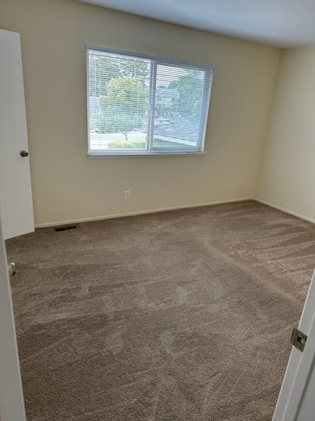 Building Photo - Capitola Shores, 2bd. 1ba. Two-level condo.