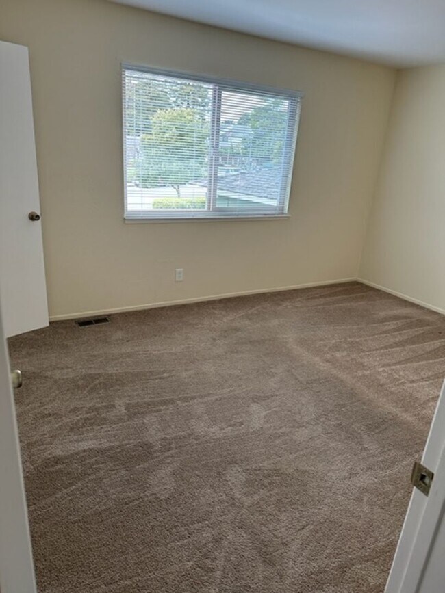 Foto del edificio - Capitola Shores, 2bd. 1ba. Two-level condo.