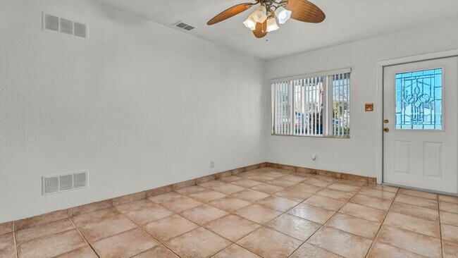 Foto del edificio - Charming 3-Bedroom Home in the Heart of We...