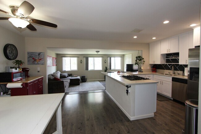 Foto del edificio - 4 Bedroom 2 Bathroom Home  - Move in special