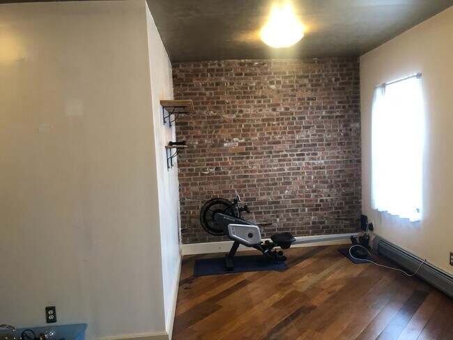 Building Photo - 387 Monmouth St