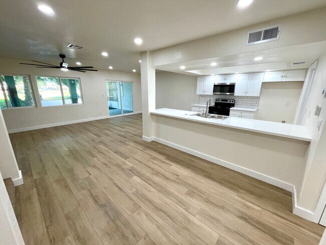 Foto del edificio - Gorgeous 2-Story Home with Golf Course Views and Modern Amenities!