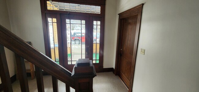 interior entrance to 1st floor unit - 506 Crescent Ave