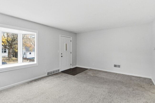 Photo - Spacious Three Bedroom! House