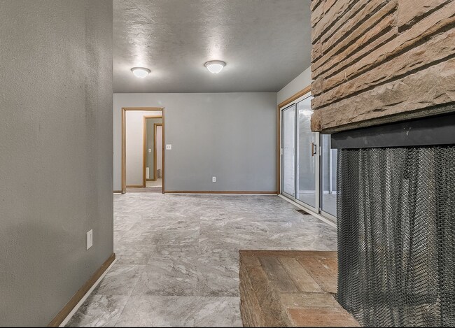 Building Photo - 6001 S Country Club Dr