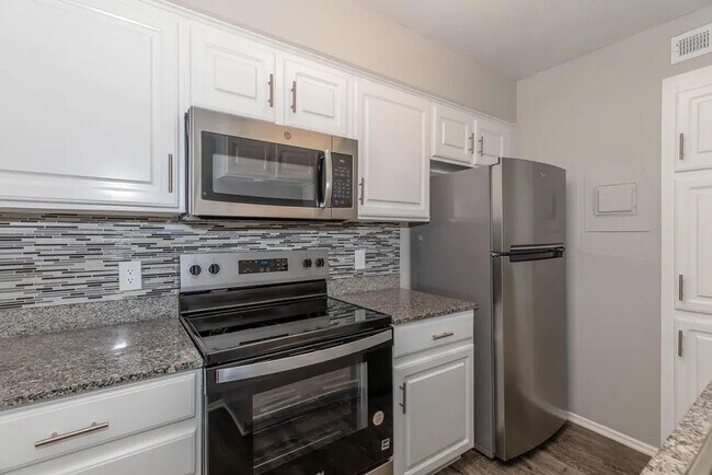 Foto del edificio - 7913 N Harwood Rd