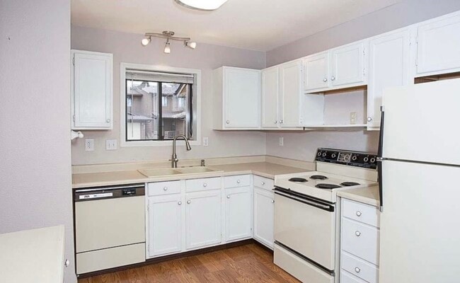 Building Photo - 3400 Canyon Dr