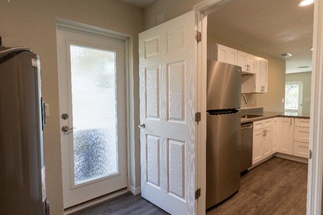 Building Photo - 2013 Fraser St