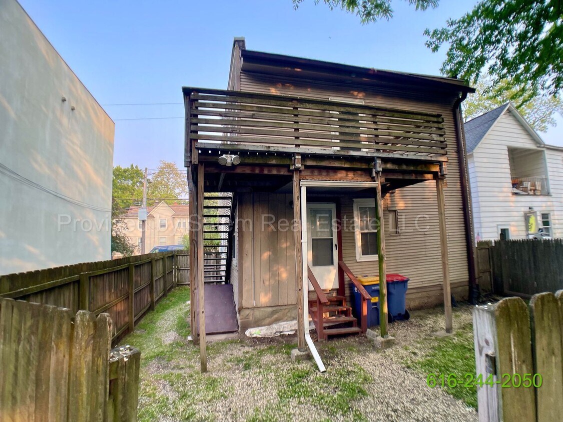 Primary Photo - 344 Diamond Ave SE