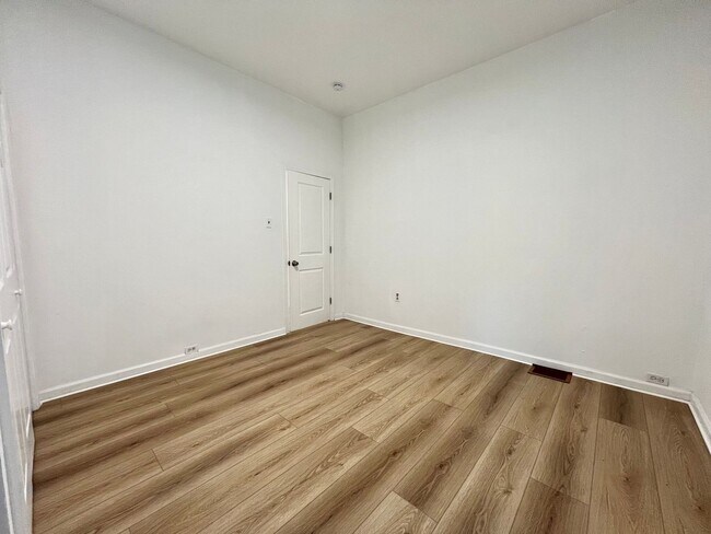 Foto del edificio - 358 E Hector St