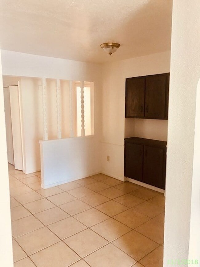 Building Photo - 2 BEDROOM 2 BATH PATIO HOME WITH 1010 SF