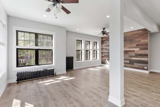 Building Photo - 1062 W Glenlake Ave