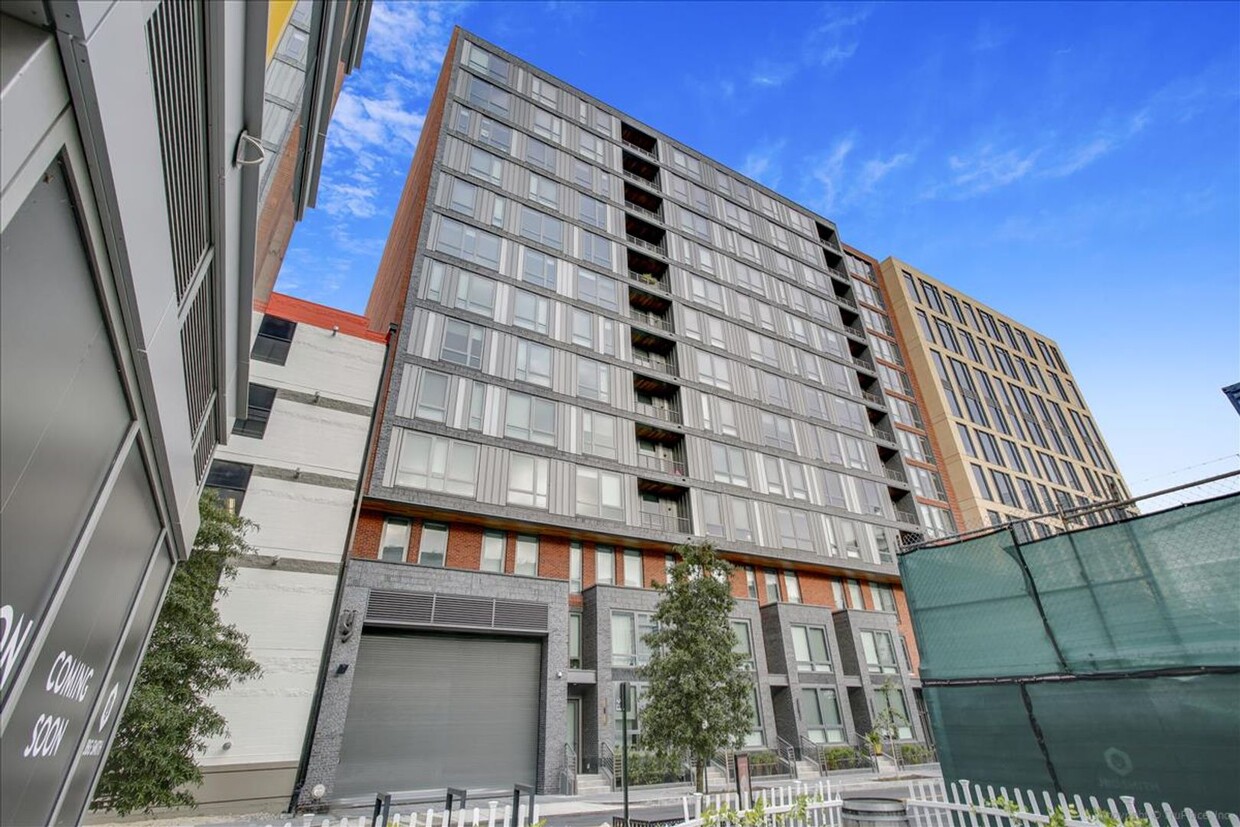 Foto principal - LUXURY LIVING - Fabulous 1 Bed/1 Bath cond...