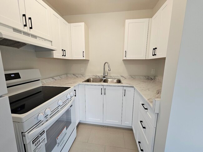 Photo du bâtiment - 45790 Lewis Ave