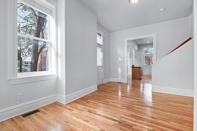 Foto del edificio - 2267 Indiana Ave