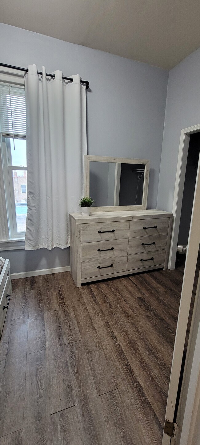 Main bedroom 2 - 2720 N Western Ave