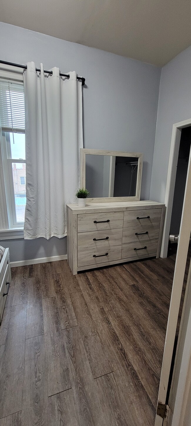 Main bedroom 2 - 2720 N Western Ave