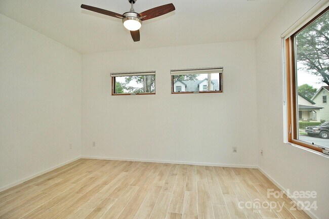 Building Photo - 912 Greenleaf Ave