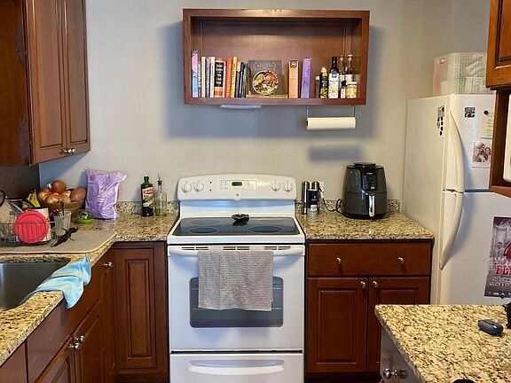 Kitchen, cork floors - 1540 N La Salle Dr