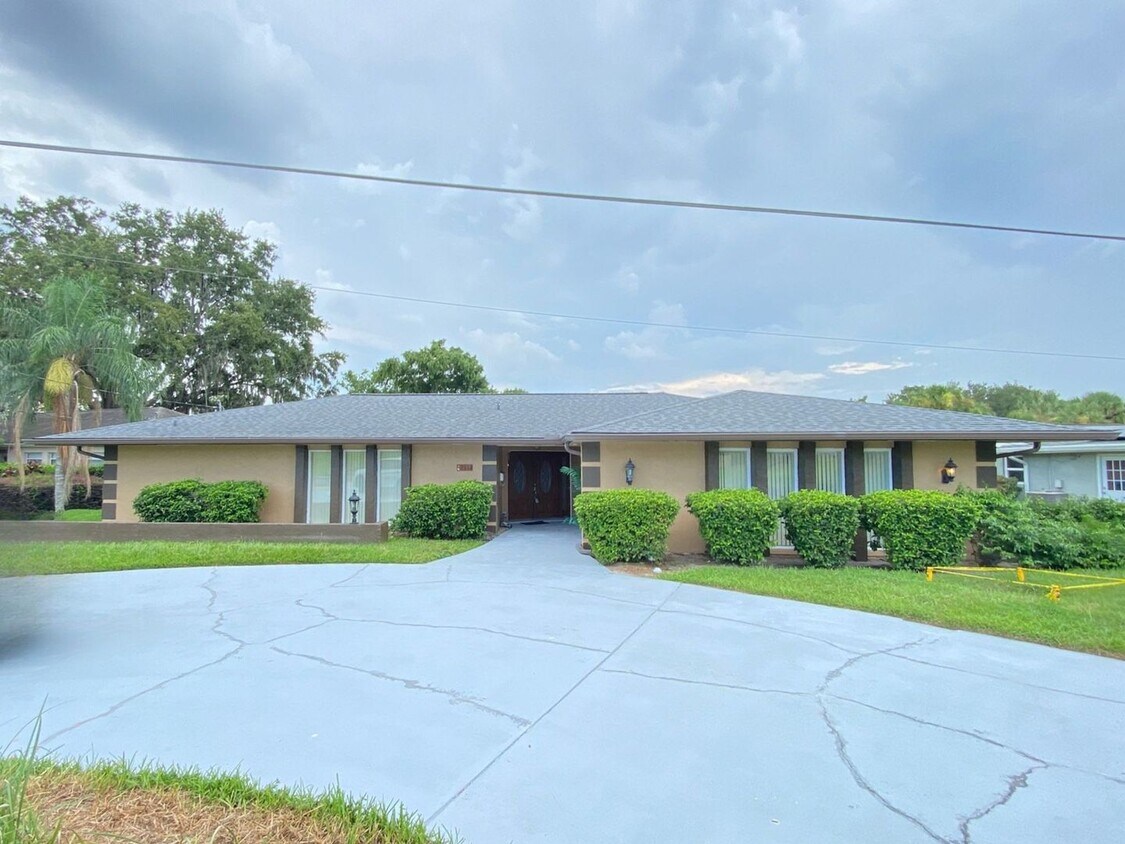 $500 OFF of second month of rent!! Desired... - Desired Dommerich lakefront 4 bedroom home...