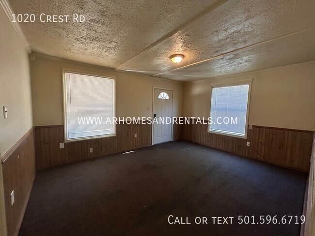 Building Photo - 1020 Crest Rd | $995 | 3 beds, 2 full baths