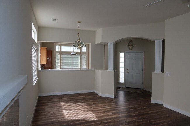 Building Photo - 3 Bedroom, 2 Bath Home in Elk Grove