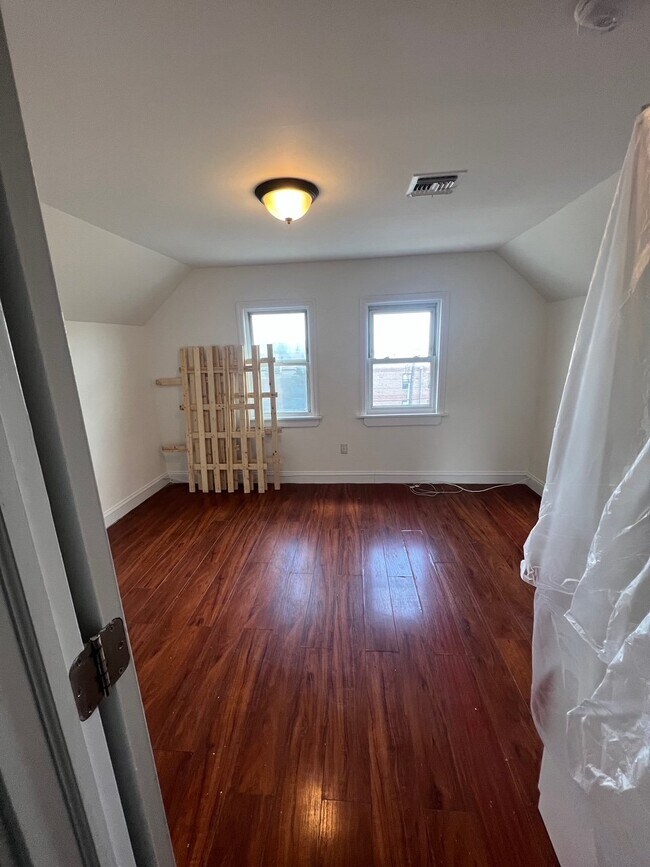Foto del edificio - 245 Littleton Ave