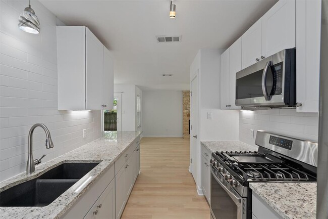 Building Photo - 8907 Creekmont Cove