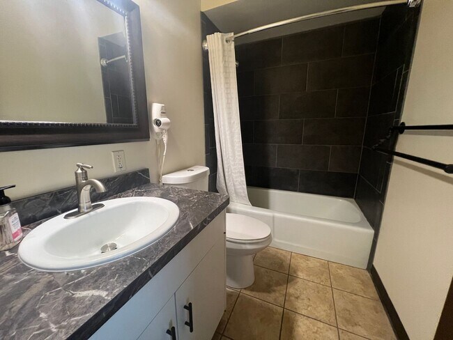 Foto del edificio - Extra Large 2 bedroom 1.5 Bath Centrally Located Large Apartment
