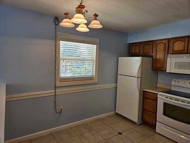 Building Photo - Annual Unfurnished 2nd Floor Condo For Rent on Venice Island!