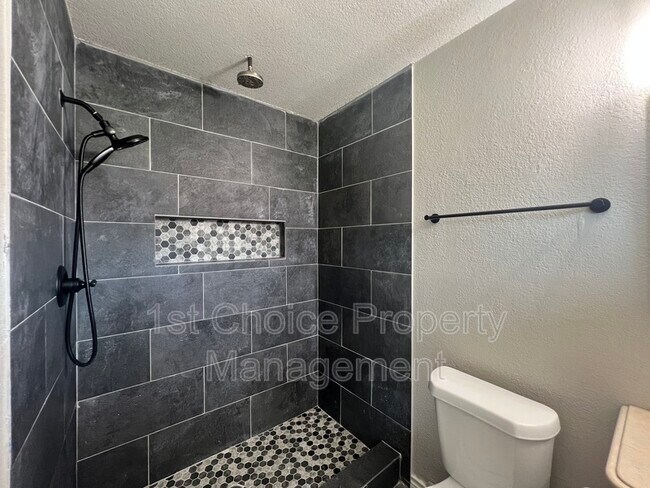 Foto del edificio - 6461 Starnes Rd