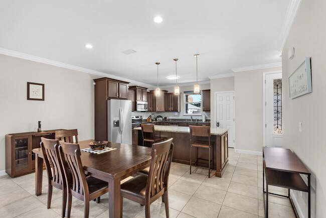 La cocina cuenta con electrodomésticos, utensilios de cocina, menaje y vajilla. - 28 Snook Rd