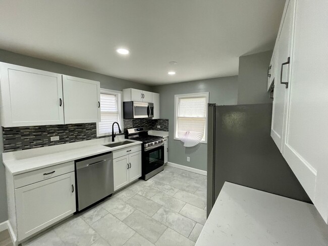 Building Photo - Newly Renovated 2-bed 2-bath - In Unit Lau...