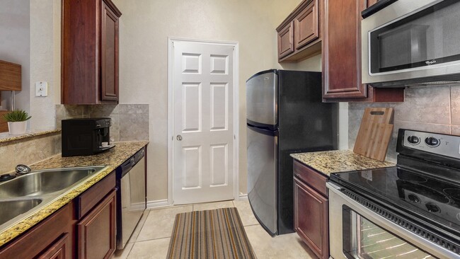 Spacious Kitchen - Lakeside at Coppell Apartments