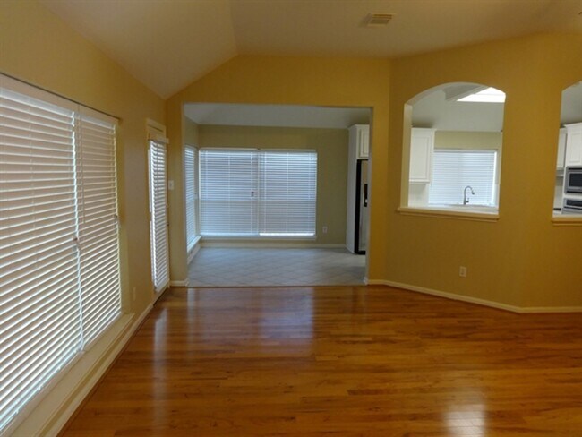 Building Photo - 104 Laguna Pointe Dr