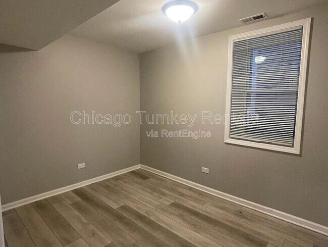 Foto del edificio - 2336 S Troy St