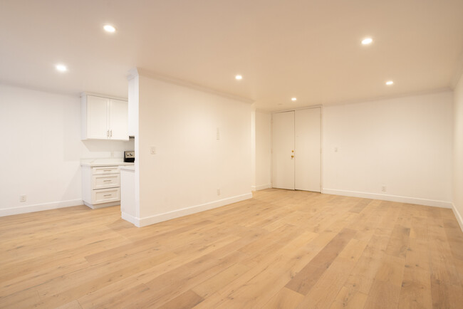 Building Photo - 117 S Doheny Dr