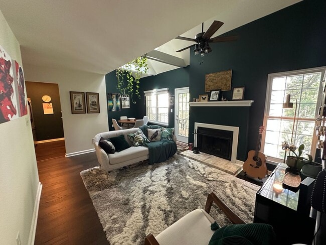 Charming 2-Bedroom Loft-Style Condo in a P... - Charming 2-Bedroom Loft-Style Condo in a P...