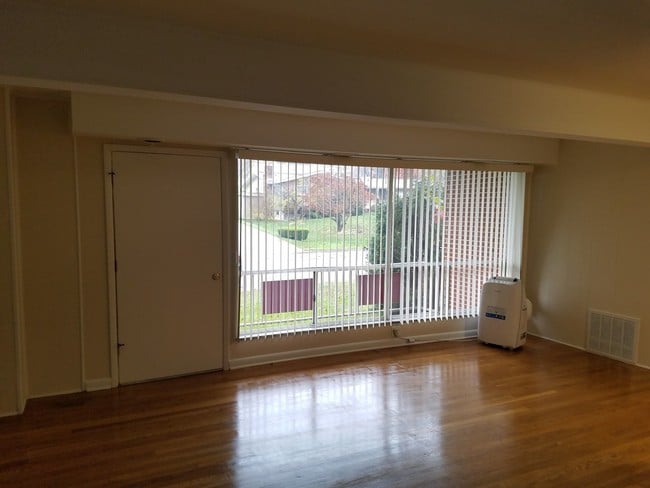 Building Photo - 2 br, 1 bath House - 5201 Mountainview Manor
