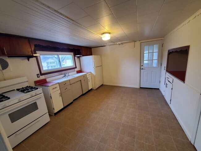 Foto del edificio - Large 2 Bedroom 2nd Floor Apartment Available Now. Close to 490!