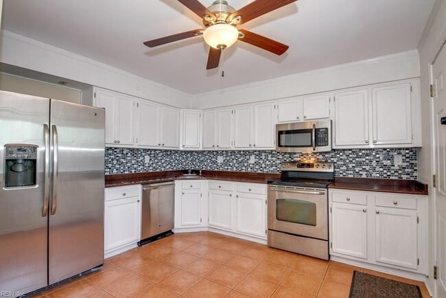 Building Photo - LOVELY 2 BR, 2 FULL BATH CONDO 1 BLOCK FROM THE CHESAPEAKE BAY!!