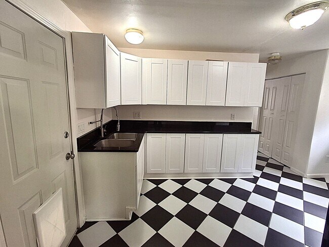 Foto del edificio - ALL PROSPECTIVE TENANTS MUST SUBMIT A $58 NON-REFUNDABLE APPLICATION FEE PER APPLICANT ONLINE AND...