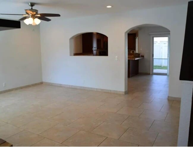 living room - 44553 La Paz Rd