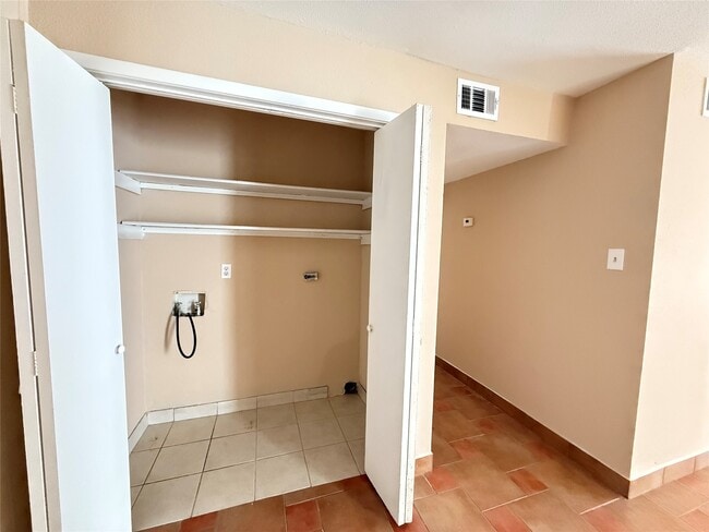 Building Photo - 7200 Clarewood Dr