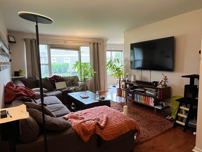 Foto del edificio - 408 Woodview Cir