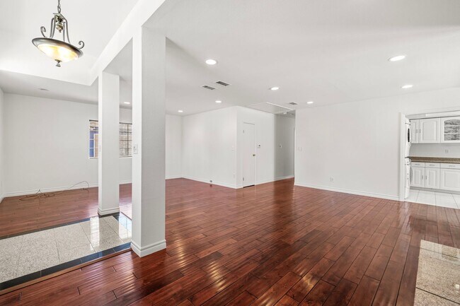 Building Photo - Delightful 3 bed + 2 bath in Sherman Oaks ...