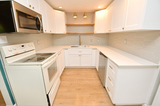 Foto del edificio - 124 N Holiday Dr