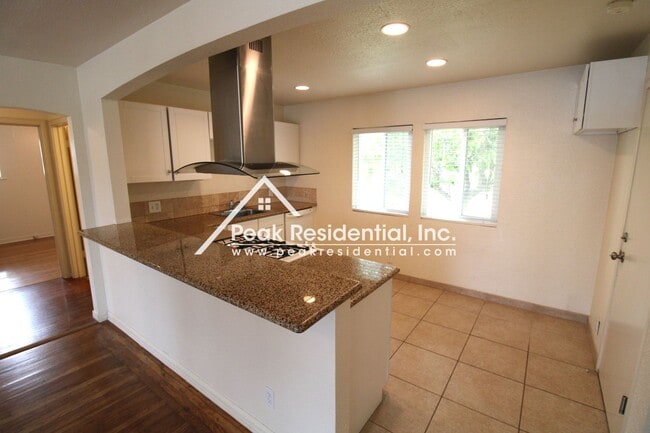 Building Photo - Charming 2bd/1ba South Land Park Home with...
