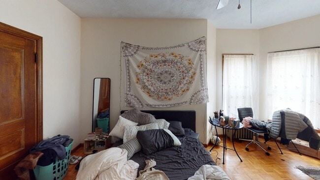 Building Photo - 240 School St